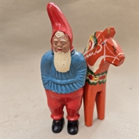 julemand-langt-hvidt-skaeg-blå-bluse-røde-bukser-hue-gammel-keramik-julemand